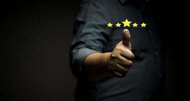 concepto de satisfacción del cliente con excelente servicio en un estado de ánimo positivo aprobado para una calificación positiva de 5 estrellas.
