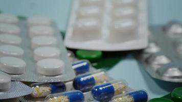Blisterpackung, Pillen, Tabletten und Kapseln auf blauem Hintergrund video