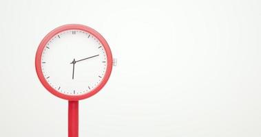vista frontal, moderno reloj sobre la mesa paso del tiempo. dice la hora rápidamente de la mano larga. sobre el fondo blanco. video