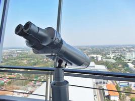 Se pueden usar binoculares grandes para ver vistas de edificios altos. foto