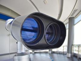 Se pueden usar binoculares grandes para ver vistas de edificios altos. foto