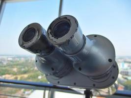 Se pueden usar binoculares grandes para ver vistas de edificios altos. foto