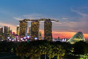 Singapur paisaje urbano en el puerto deportivo y la puesta de sol en el crepúsculo. foto tomada desde la presa del puerto deportivo.