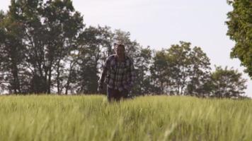 chico corre al aire libre alrededor de la naturaleza verde video