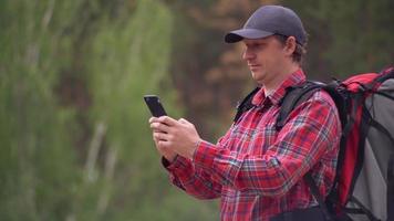 turista masculino usa internet en el celular video