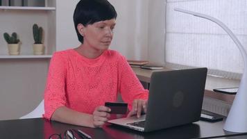 femme d'affaires utilisant internet pour faire du shopping. video