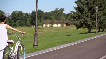 ragazza che va con la bici. video