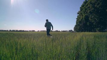 Kaukasischer glücklicher Mann, der draußen mit Hund läuft. video