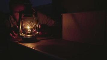 maschio con lampada ad olio la sera. video