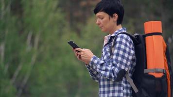 climber with smart phone. video
