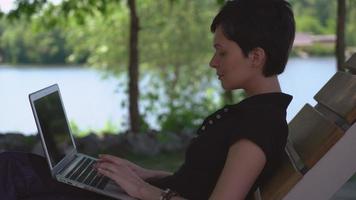 retrato feminino de mensagens no laptop. video