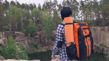 backpacker njuta av naturen i canyon video