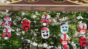 Las viejas máscaras del teatro chino se ven en el parque lleno de significados de la cultura china. foto