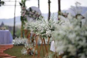 ceremonia, arco, Arco de boda, Boda, momento de la boda, Decoraciones, decoración, Decoraciones de la boda, Flores, sillas, Ceremonia al aire libre al aire libre, Ramos de flores foto