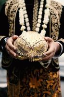 vestido de novia javanesa, ceremonia de boda foto