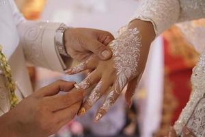 anillos de boda símbolo amor familia. un par de anillos de boda sencillos foto