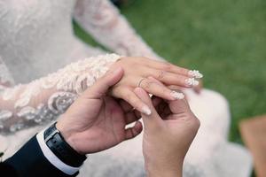 anillos de boda símbolo amor familia. un par de anillos de boda sencillos