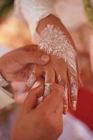 anillos de boda símbolo amor familia. un par de anillos de boda sencillos foto