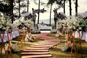 ceremonia, arco, Arco de boda, Boda, momento de la boda, Decoraciones, decoración, Decoraciones de la boda, Flores, sillas, Ceremonia al aire libre al aire libre, Ramos de flores foto