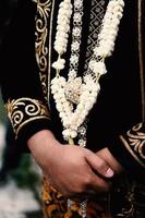 vestido de novia javanesa, ceremonia de boda foto