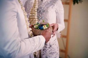 vestido de novia javanesa, ceremonia de boda foto