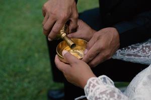 vestido de novia javanesa, ceremonia de boda foto