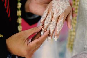 usar un anillo, anillo de bodas, pareja de amor foto