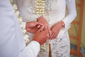 wear a ring, wedding ring, love couple photo