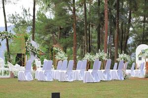 ceremonia, arco, Arco de boda, Boda, momento de la boda, Decoraciones, decoración, Decoraciones de la boda, Flores, sillas, Ceremonia al aire libre al aire libre, Ramos de flores foto