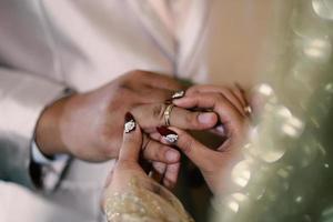 anillos de boda símbolo amor familia. un par de anillos de boda sencillos foto