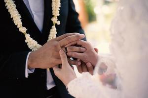 anillos de boda símbolo amor familia. un par de anillos de boda sencillos foto