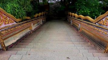 escaliers avec des serpents, temple wat sila ngu, koh samui en thaïlande. video