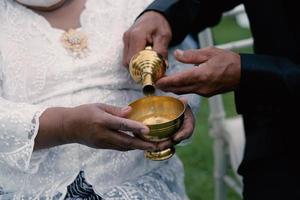 vestido de novia javanesa, ceremonia de boda foto