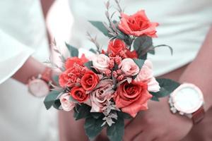ramo de flores de boda en manos de las novias