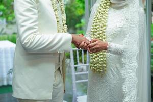 vestido de novia javanesa, ceremonia de boda foto