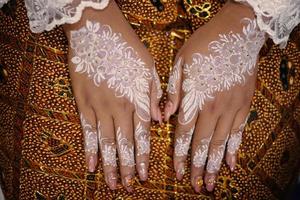 novia tallada con henna hermosa y única en la mano de la novia foto