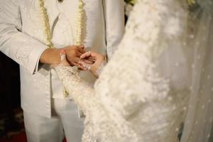 anillos de boda símbolo amor familia. un par de anillos de boda sencillos foto