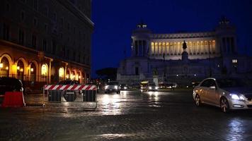 Roma Italia tráfico nocturno en la piazza venezia video