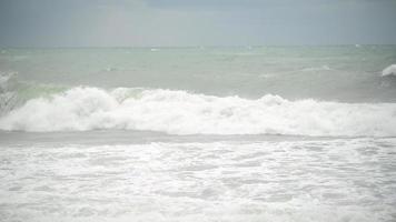 italien küste tyrrhenisches meer bei stürmischem wetter video