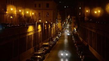 Roma Italia tráfico nocturno cerca de Coliseo, Coliseo video