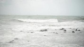 costa da itália, mar tirreno em clima tempestuoso