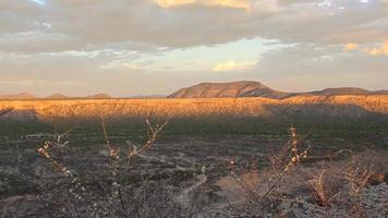 namíbia, áfrica - uma paisagem magnífica de savana e montanhas com desfiladeiros