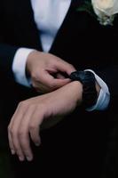 reloj de hombre a mano. ceremonia de la boda foto