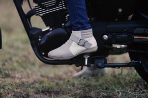 elegante, mujer, en, blanco, zapatos, en, motocicleta foto