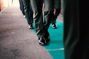 zapatos de boda negros con accesorios foto