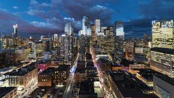 4k timelapse-sekvens i Toronto, Kanada - Torontos finansdistrikt under den blå timmen