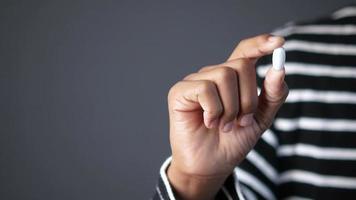 close-up da mão do homem segurando comprimidos com espaço de cópia