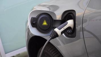 elektrische auto opladen moderne elektrische auto opladen bij het laadstation, elektrisch mondstuk wordt in een electrocar gestoken;