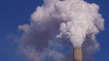 Contaminación del aire humo en la fábrica de chimeneas de desechos industriales video