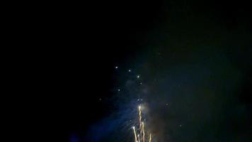 Celebración de la exhibición de fuegos artificiales, fondo negro de confeti de año nuevo de fuegos artificiales coloridos video